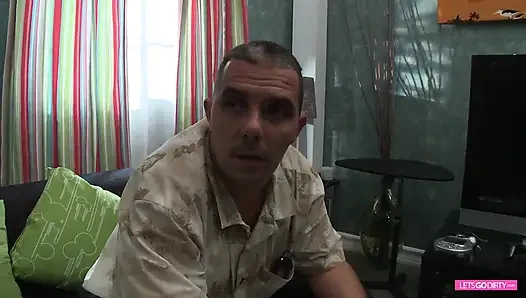 Сцена с куколдом с сквиртуем татуированная шлюшка