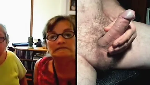 Une bite poilue pour deux femmes matures devant une webcam