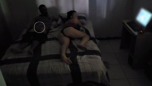 Мачеха делит постель с пасынком из-за ремонта ее комнаты