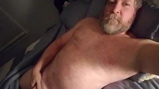 Sub Alan masturbeert in bed