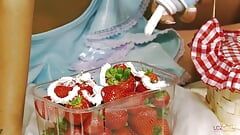 Erdbeeren essen und dann in dieser schmutzigen und sahnigen lesbenszene am cherrypie lutschen