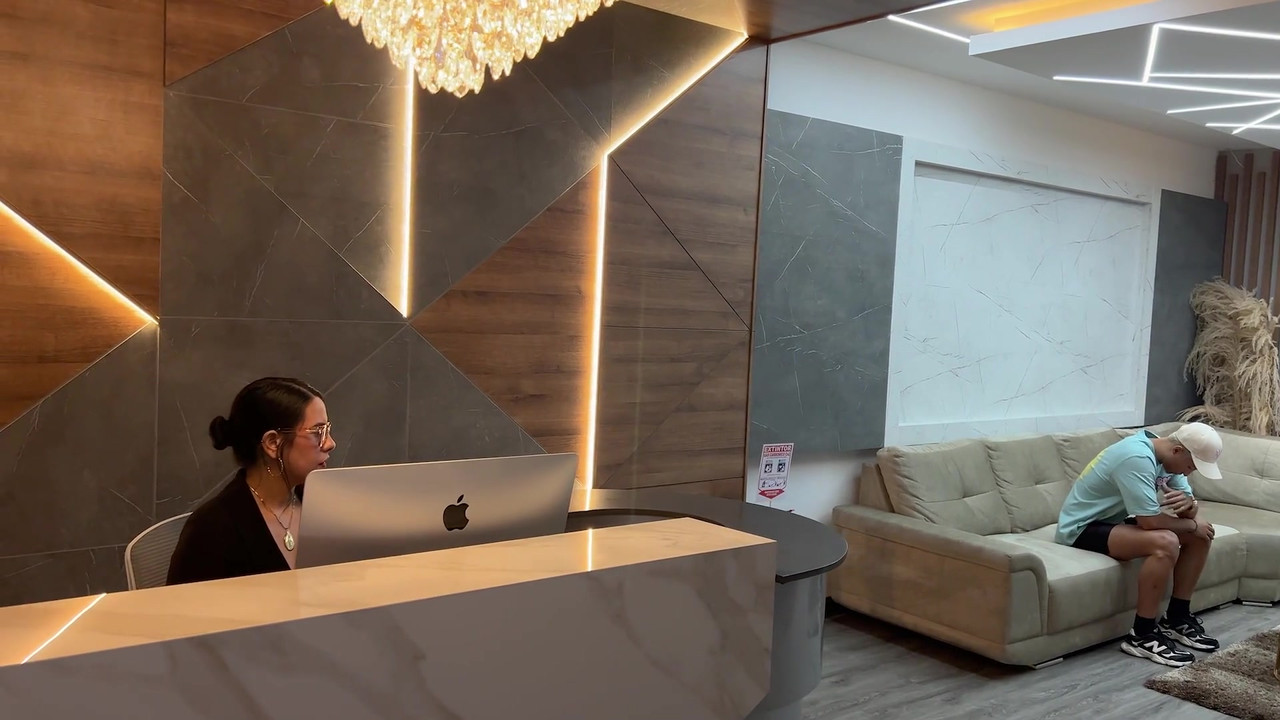 拉丁熟女秘书在办公室里操她老板的年轻客户，直到他们射在她脸上！Kylei Ellish