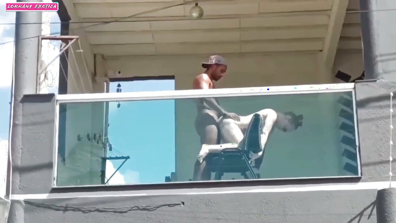 Byla jsem tak nadržená, že jsem měla sex na balkóně se svým mužem