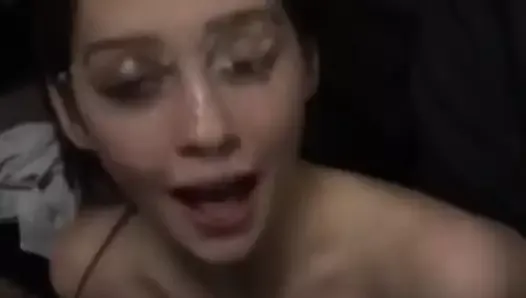 Камшот на лицо в любительском видео