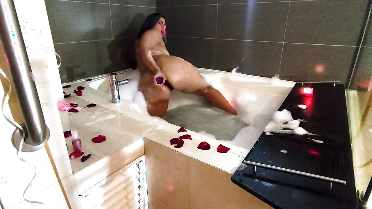 Romantic and wet masturbation in the bathtub for you, with foam and rose petals.