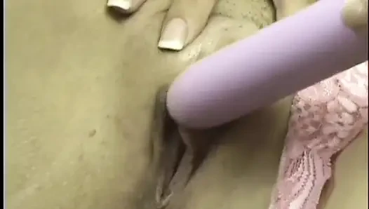 Nevaeh ashton si cewek muda rambut cokelat yang trampy lagi asik muasin itilnya pakai vibrator sebelum dientot habis-habisan