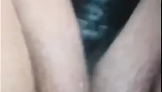 Masturbuje her dildo