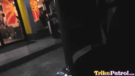 Филиппинка с идеальными сиськами сосет счастливый член