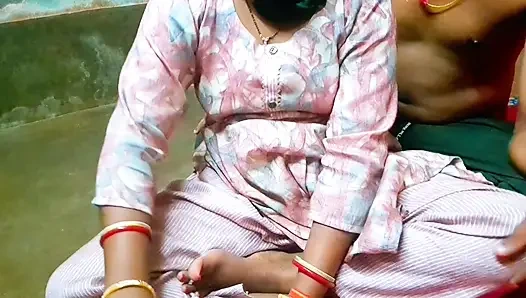 Desi indisches dorf bhabhi zeigt möpse mit liebhaber