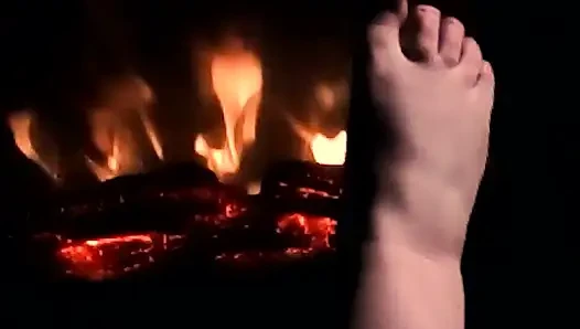 Aku lagi asik footjob hot sampai kakiku dicrot sperma hangat!