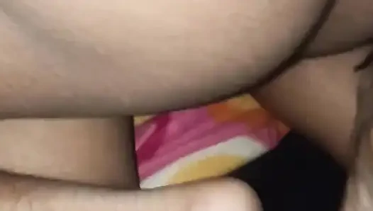 Istri oleh suami di depan 2 teman