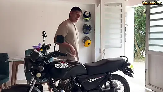 Motosiklet mi, motosikleti de ona ver.