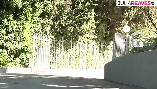 Cewek toket besar lagi asik dientot habis-habisan setelah nyepong kontol besar