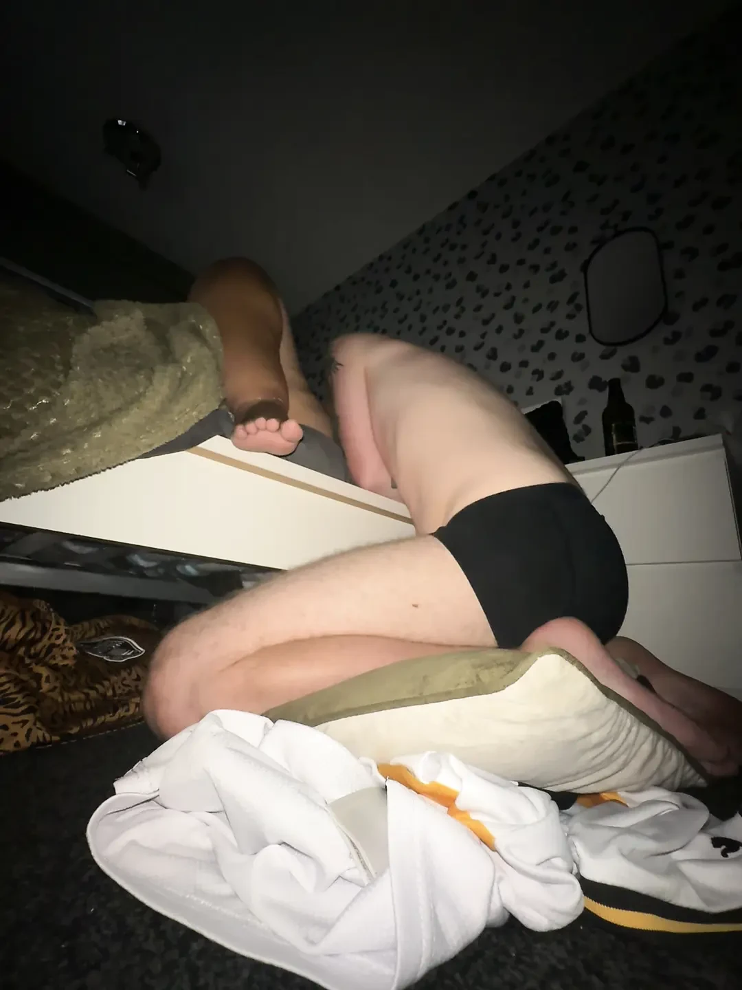 Kåt dom fru sätter slav fästman på knä så att han kan tillbe hennes fitta