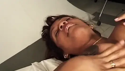 Pantat rosebud tante seksi yang lagi hamil besar ini menganga lebar dan menetes