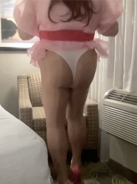 Gej bucmasta sissy sa velikim dupetom u kostimu i sjajnim čarapama