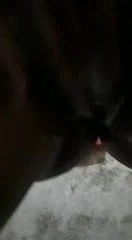 Трахает пальцами киску