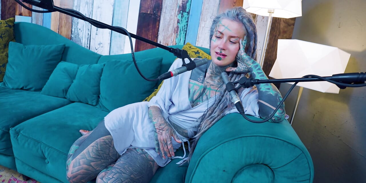 Puhun Z:stä - innokkuus - ASMR podcast SFW puhuu gootti laiha tyttö rastat tatuointi malli musteella tyttö
