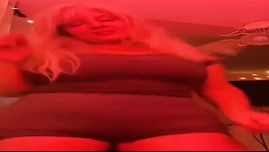 Танец с Rosie? Давай, Сладкая гороха. Вставай и давай пошевелим наше тело!! Вместе...