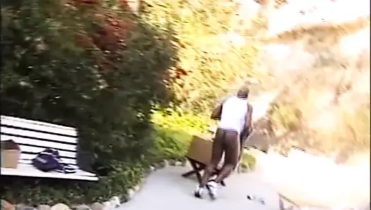 Pelacur itu sangat provokatif