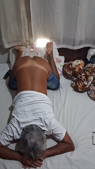 السيدة سيلفا المتخنثة تعرض مؤخرتها المدبوغة بعلامة مثيرة على السرير