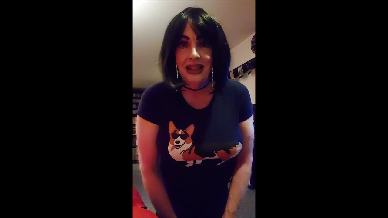 T-girl In T-shirt and shorts