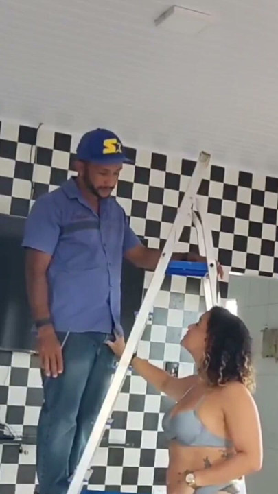 Mim Dei Bem I took advantage of the service to fuck the electrician | Clip 1