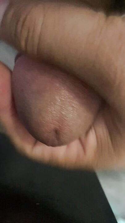 In the bathroom, there was a cock that was getting an erection, only knowing how to endure it, not having to do it