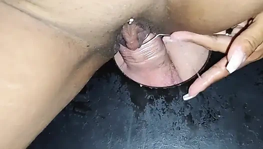 Ich liebe es, schwarzen schwanz am Gloryhole zu lutschen, ich wurde so geil, dass ich ihm sogar meinen Arsch gab!