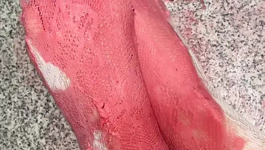 Spiel mit einer schlagsahne mit meinen beinen in weißen strümpfen