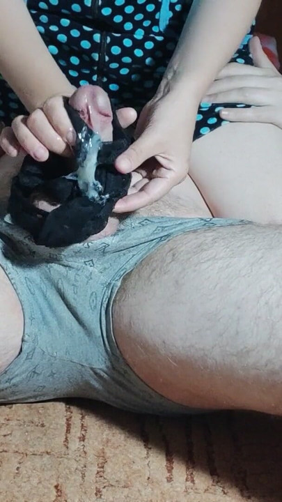 我騎著我老公，用內褲抽搐，讓他射得更快。 | 短片 1