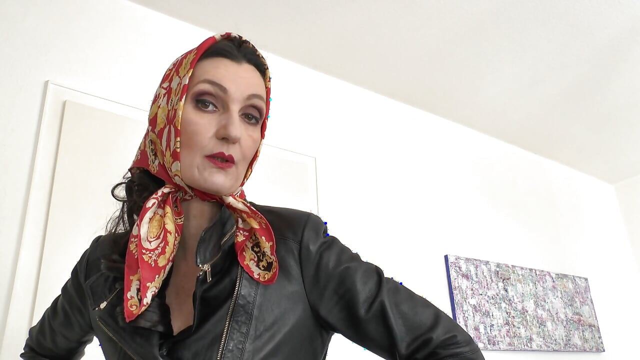 Prekrasne svilene marame na modnoj reviji, JOI, Lady Victoria Valente