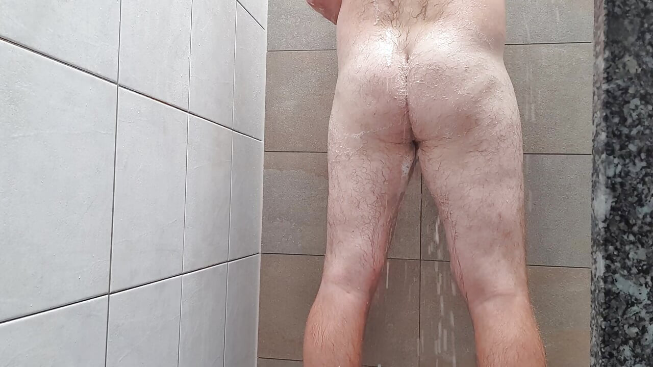 Polla cachonda afeitada en la ducha y corrida