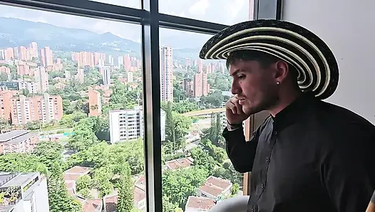 Sekreter ilk kez götten sikiliyor ve sıkılaşıyor