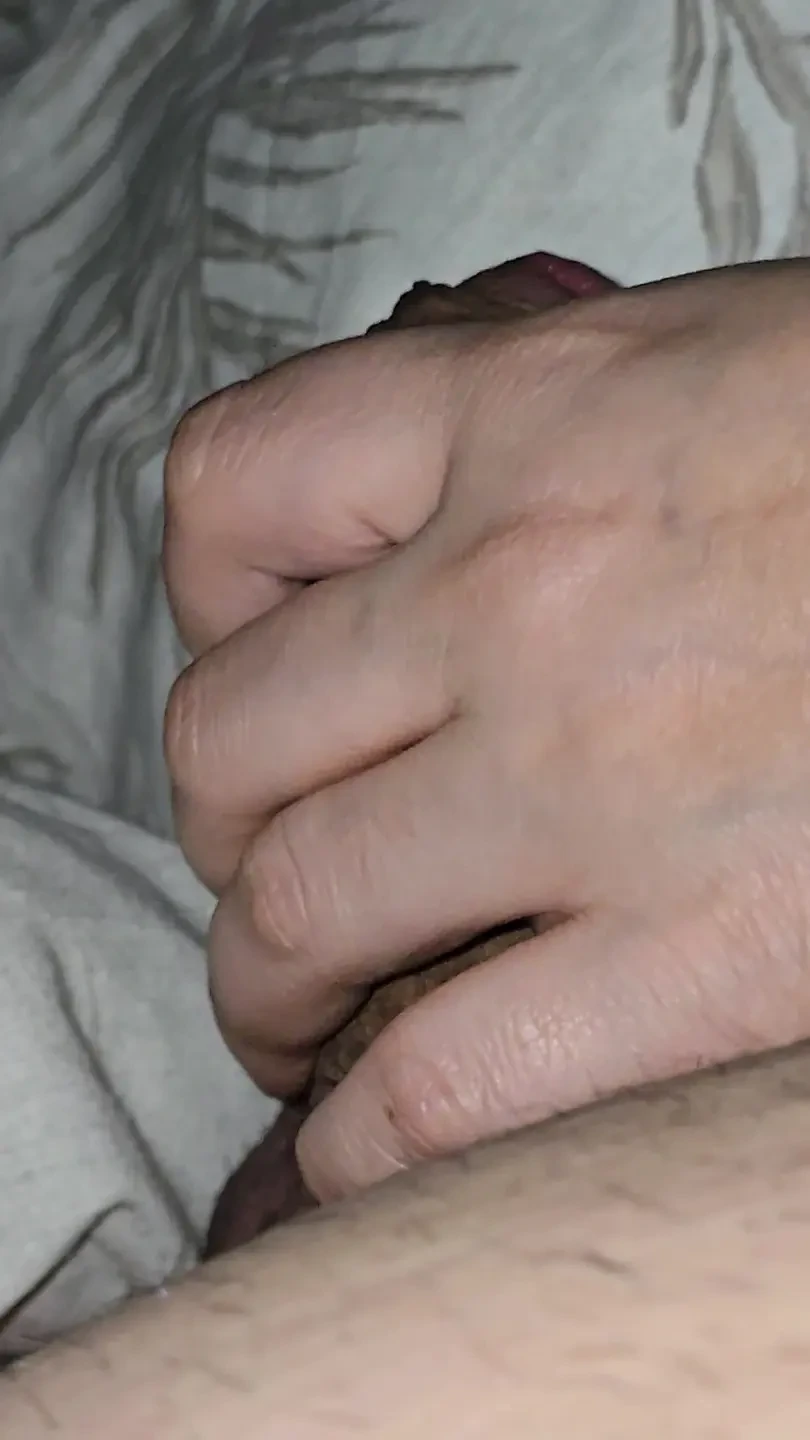 继母不小心滑手和手淫继子的大鸡巴