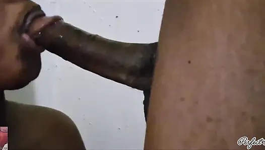 Bibir sempurna-perlahan mengisap