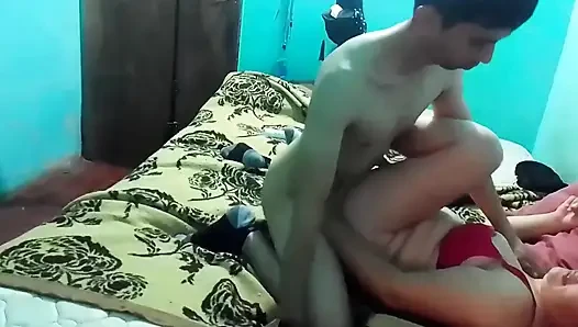 Aku nyepong kontolnya di ranjang dan kami ngentot posisi misionaris dan gaya doggy.