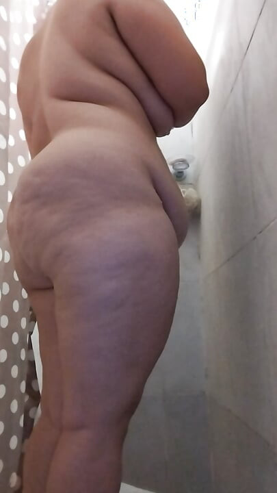 Chubby shaves while showering she loves it