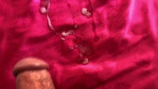 セクシーなピンクのサテンネグリジェがデブな精子を大量射精