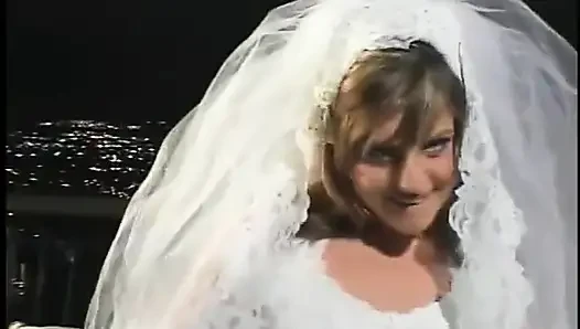 Cewek seksi nyepong kontol dengan gaun pengantin dan dientot anal sampai dicrot di muka