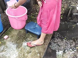 Anita Yadav badet draußen mit schönen Möpsen