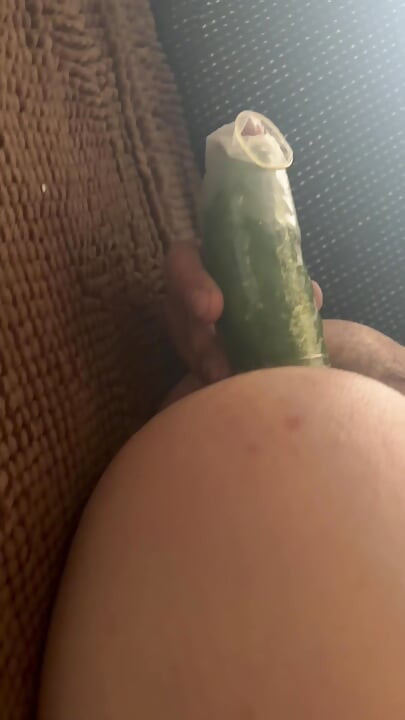 Fistando meu cu com pepino