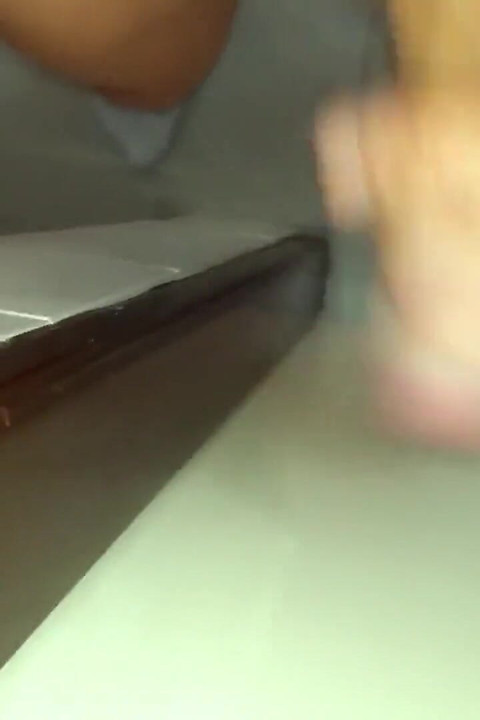 Twink riskli umumi tuvalette yarak sıvazlıyor ve işgal edilmiş kulübeye boşalıyor