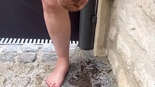 Чистить грязные ноги...