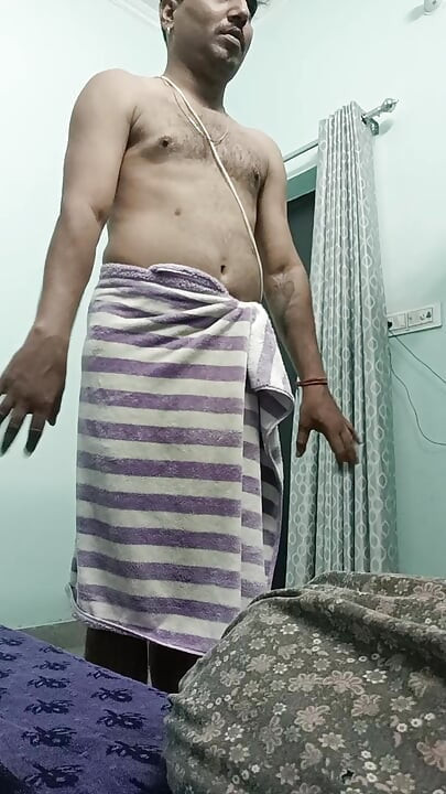Indisk desi-mann nyter dusj og masterbation show med nabo