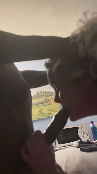 Vriendin slikt haar vriend voor het eerst