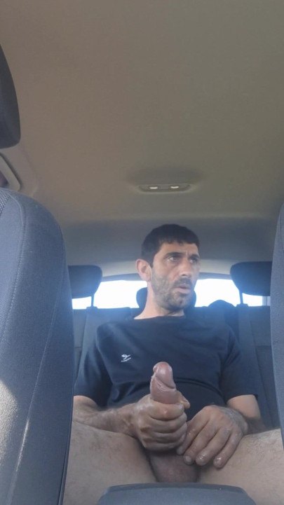 Hombres maduros masturbándose desnudos en el auto ' | Clip 1