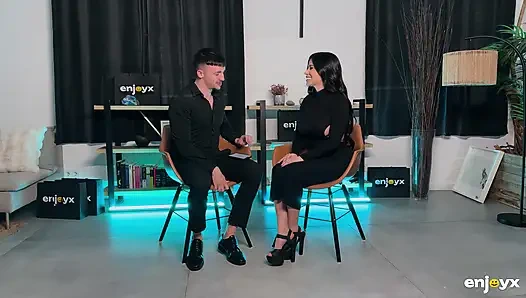 Sara Retali konuşmayı bitirdi - o kalın yarağın sırılsıklam amının damlatilmesini istiyor