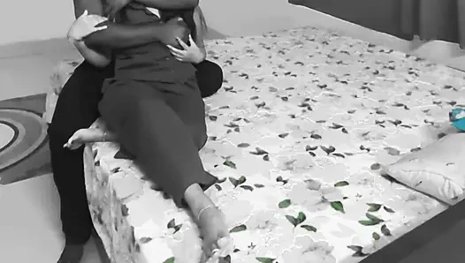 Madhumita erkek arkadaşını çok yakın bir şekilde çok romantik bir videoya bayılıyor - üvey erkek kardeşi ve üvey kız kardeşiyle seks