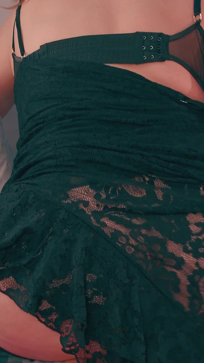 Büyük götlü orta yaşlı seksi kadın baskın Amazon yolculuğunda ezik dört gözlü simp'ten bekaretini çalıyor | Klip 1